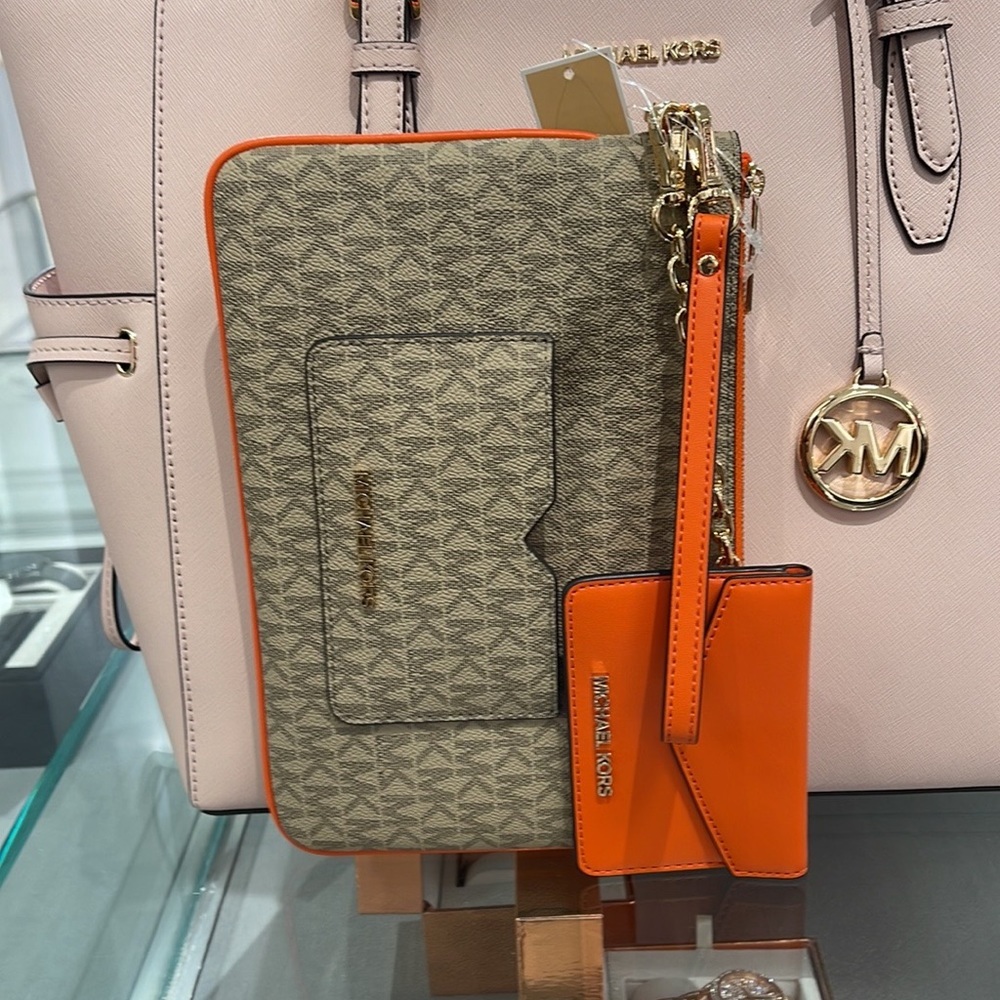 MICHAEL KORS JET SET ITEM LG 2 in 1 CARD CASE & WRISTLET
Poppy 
NWT - Picture 12 of 16